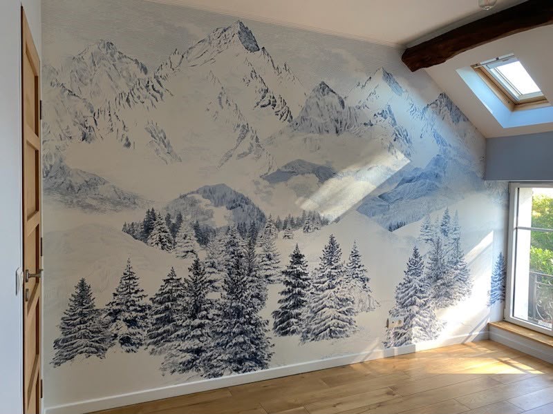 Chambre mansardée avec papier peint panoramique de montagnes bleues