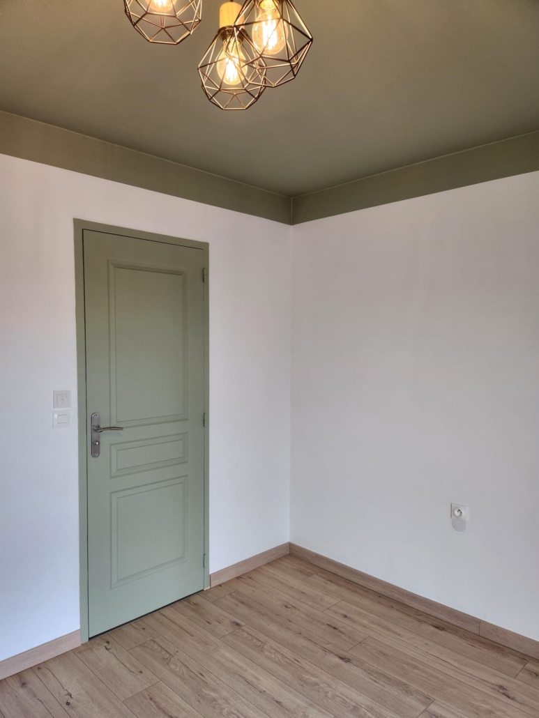 Porte et plafond peints en vert sauge