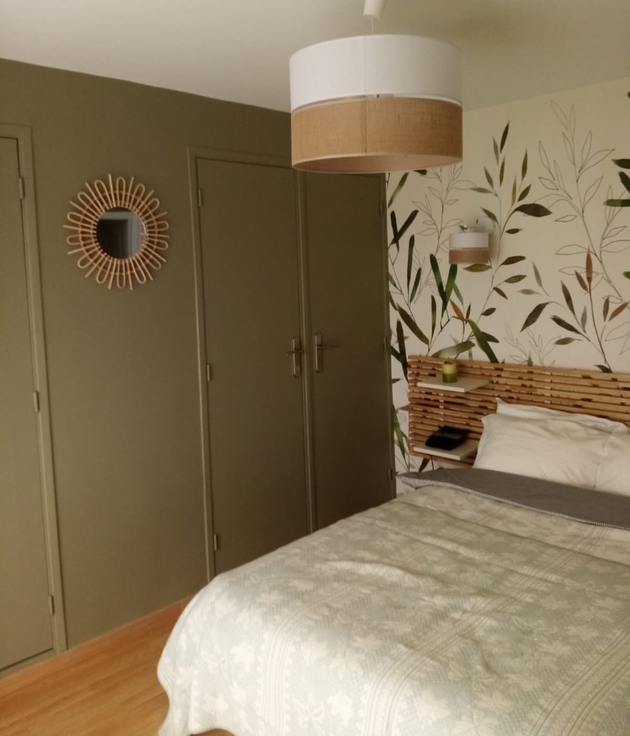 Chambre vert olive avec papier peint à feuillage