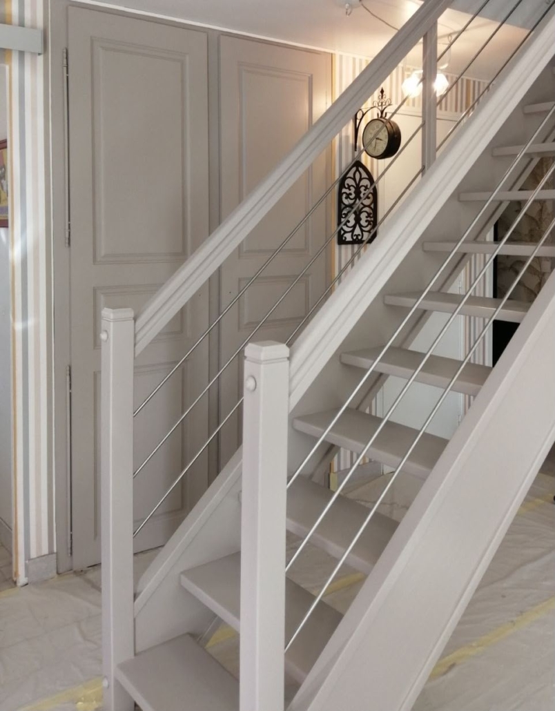Escalier droit et portes de placard moulurées peints en gris clair